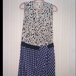 I am selling DIANEvonFURSTENBERG vintage women’s dress. In great condition.